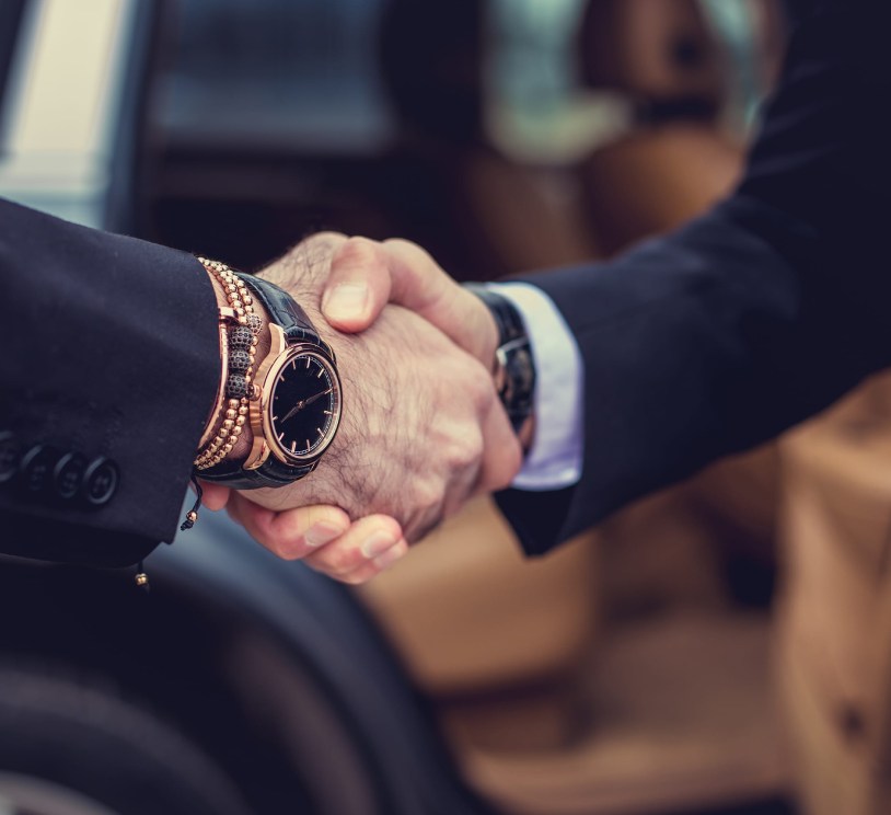 Stretta di mano tra professionisti a rappresentare collaborazione e partnership